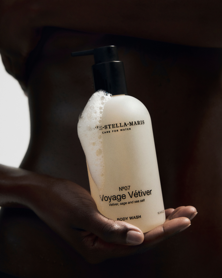 Marie-Stella-Maris Body Wash No.07 Voyage Vétiver 300 ml held in hand with soft foam on the bottle, showing the package with notes of vetiver, sage and sea salt.