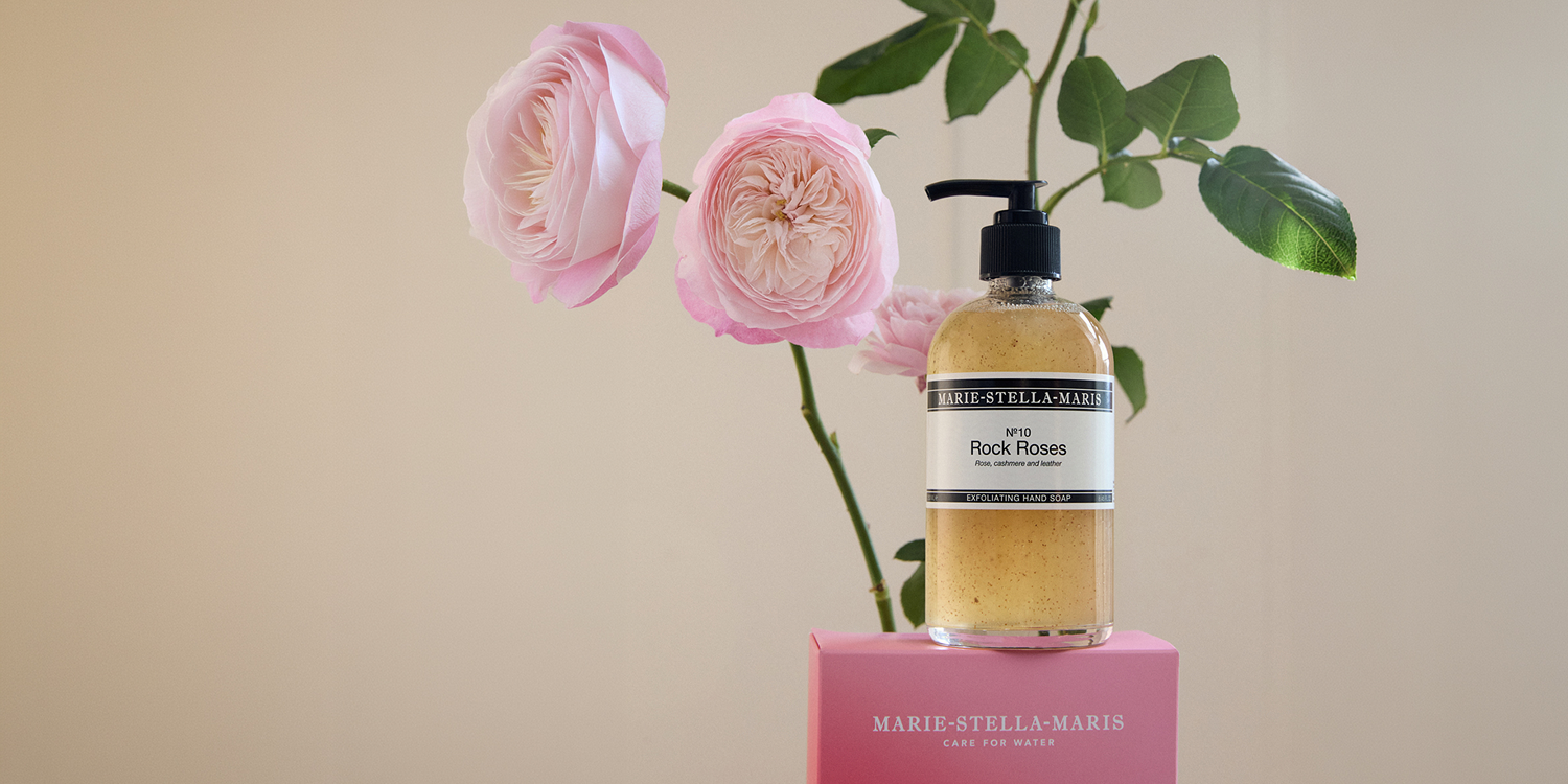 Marie-Stella-Maris Rock Roses Hand Soap infront of a beige backrground with pink flowers and leafs