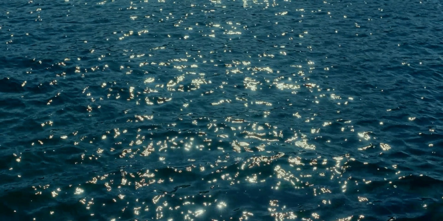 Sparkling blue sea water reflecting sunlight, capturing the warm and refreshing atmosphere of the Marie-Stella-Maris summer campaign.
